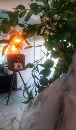 Fotobūdelė prie lango su šviesos efektu vestuvių šventėje