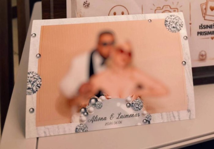 Vestuvinis fotobūdelės nuotraukų rėmelio pavyzdys su jaunųjų vardais
