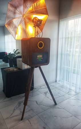 Fotobūdelė su šventine atributika ir rekvizitais renginyje